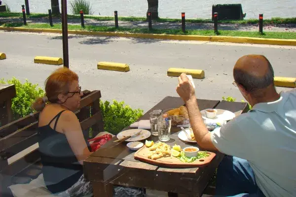 Cocina tradicional argentina frente al río