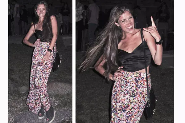 Pollera multicolor de gasa larga, top de raso y plataformas. ¡La actitud lo es todo!