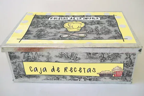 C-laBuaT  ofrece cajas metalicas con vinilo exterior y terciopelo en la base interior, con diseños únicos y originales. Miden 28 x 18 x 10 cm de alto y salen $80  www.clabuat.blogspot.com