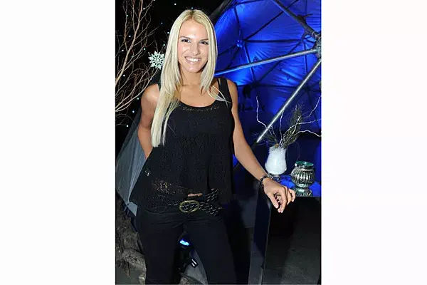 Carolina Oltra, con look total black, fue una de las invitadas que estuvieron en el iglú gigante