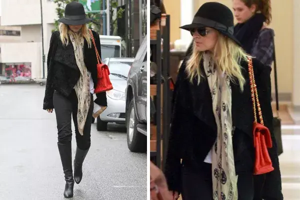 Nicole Ritchie, una auténtica boho chic: chaqueta de astracán de solapa enorme, chalina, sombrerito de fieltro y cartera colorada de Chanel