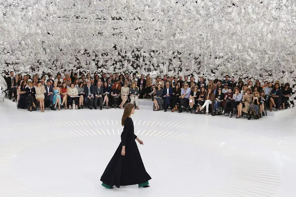 Vestidos de líneas curvas que se ensancharon en las caderas, trajes sin mangas, bordados florales y monos de aviador