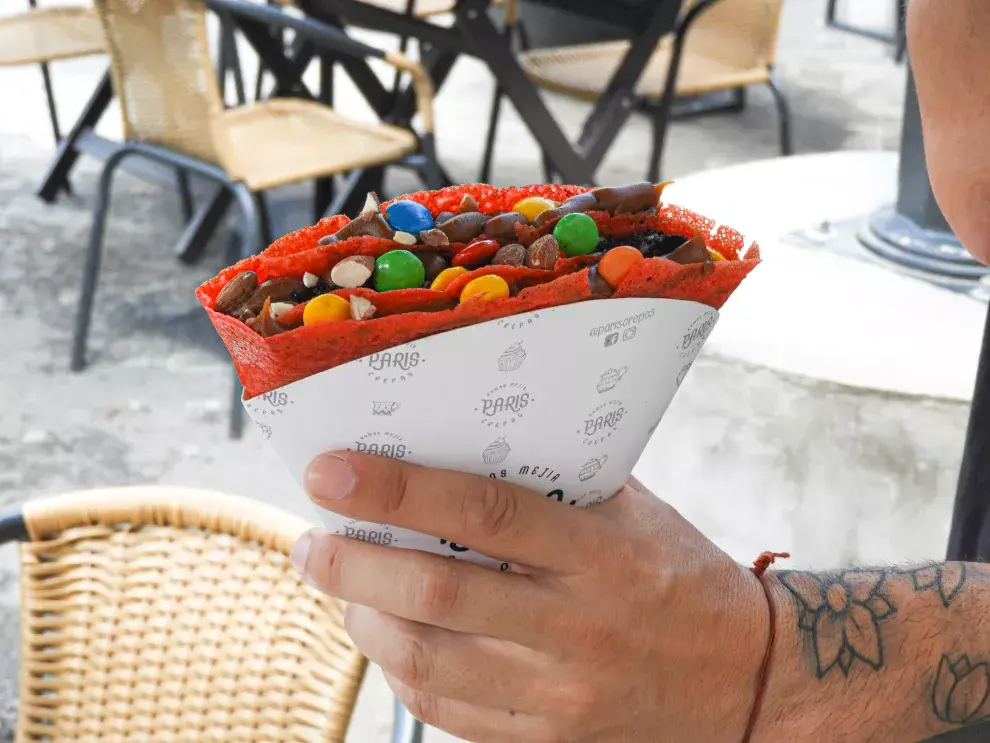 París Crepas te invita a disfrutar de sus crêpes dulces teñidas de color rojo.