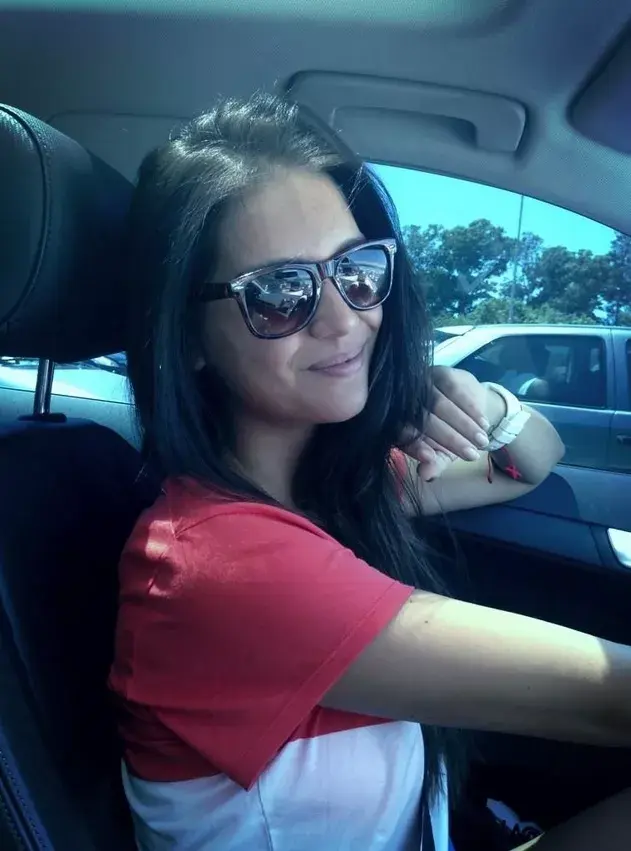 En la ruta con su auto esperando a que le entreguen el pedido de una hamburguesa