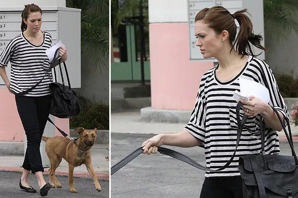 Con un look bien navy, Mandy Moore pasea con su mascota