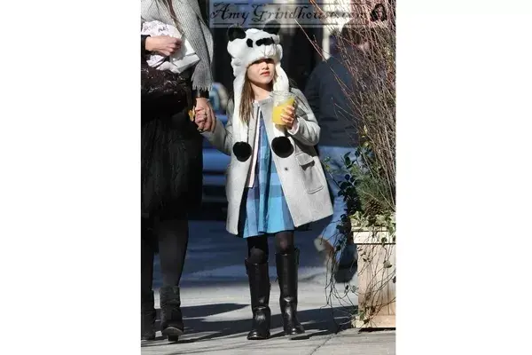 Los looks de Suri Cruise ya son un clásico de moda. La hija de Tom Cruise y Katie Holmes pasea su estilo por las calles de New York