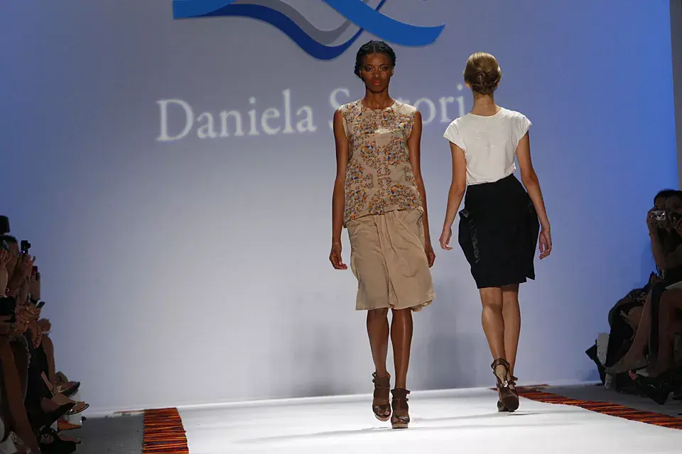 Looks bien femeninos, con faldas hasta la rodilla en la pasarela de Daniela Sartori