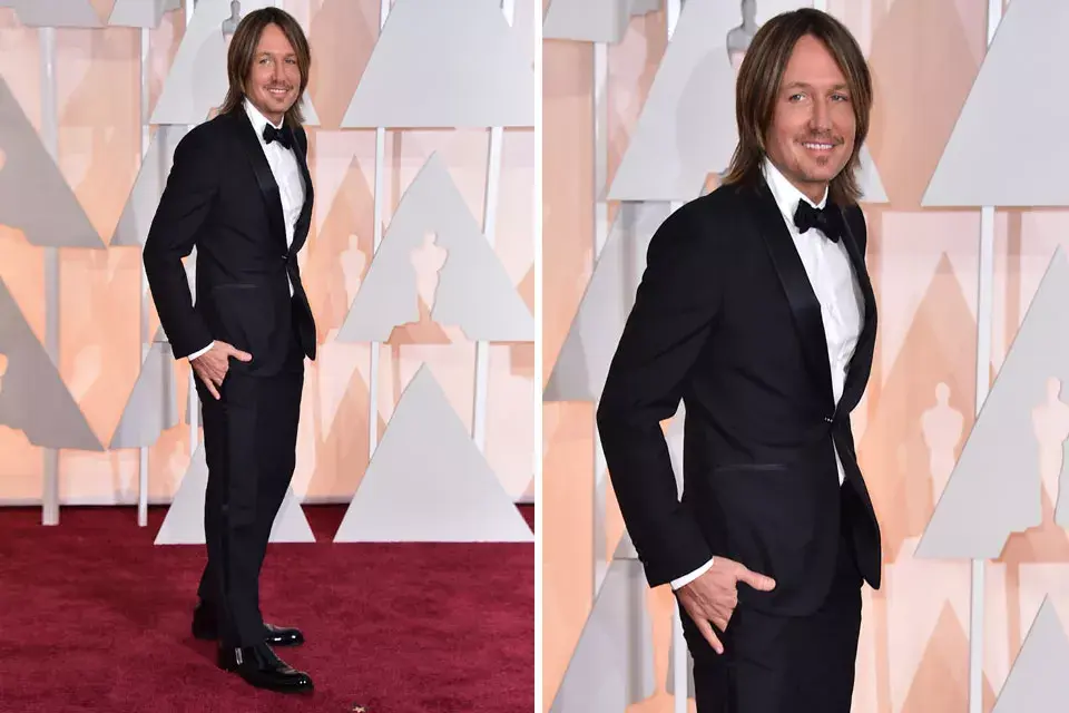 El cantante Keith Urban clásico, elegante y con estilo también pasó por la alfombra roja.