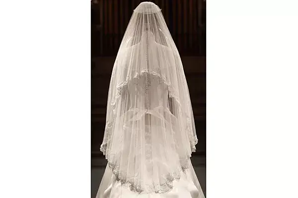 El velo cae sobre el vestido, tal como lo lució Kate
