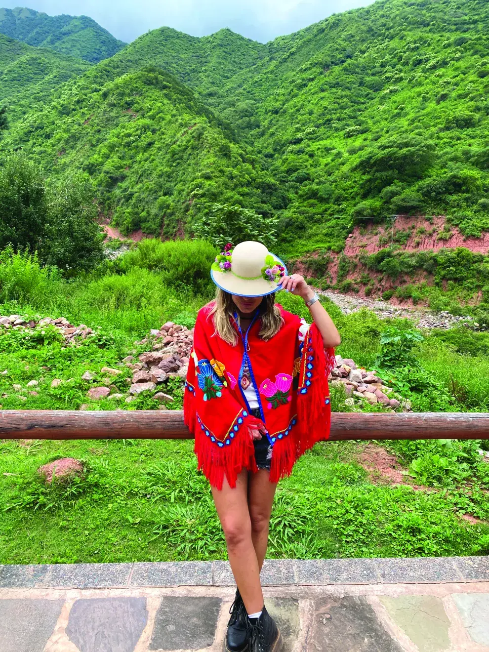 Los “rebozos” son una suerte de ponchos que se exponen con orgullo para la venta en el Centro de Interpretación del pueblo.