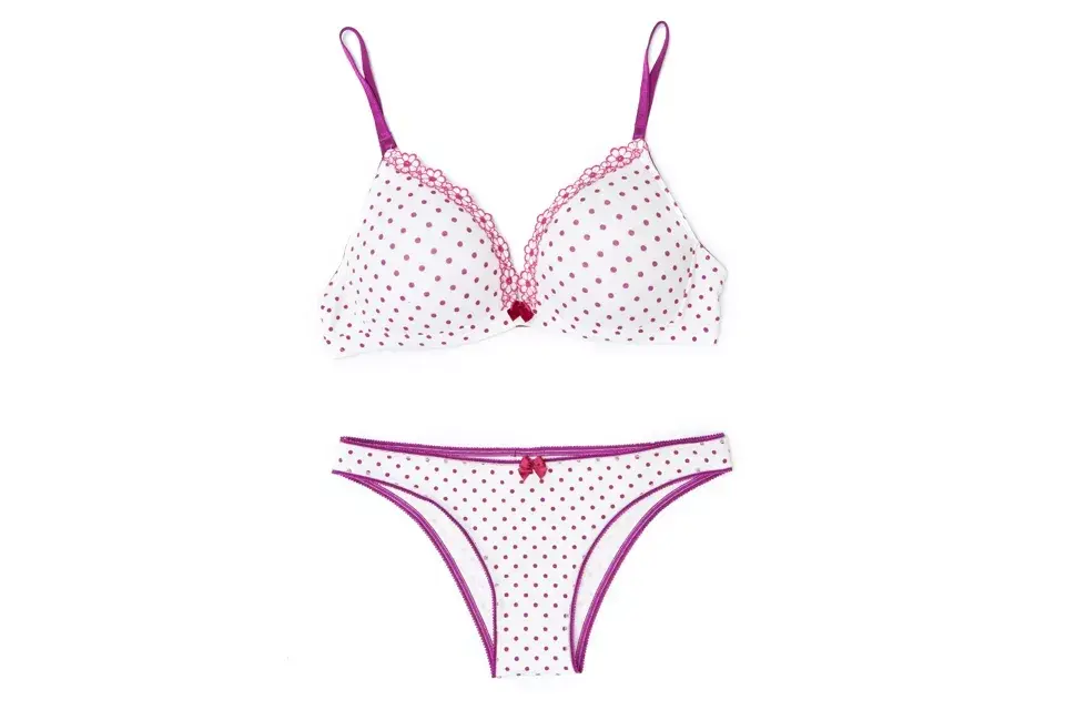 Conjunto blanco con lunares (Sweet lady, corpiño $263 y vedettina $83)