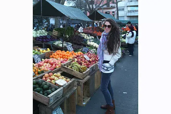 Muy abrigada, Lucía Mallea eligió este conjunto que eligió para ir a comprar frutas y verduras en la feria de Montevideo