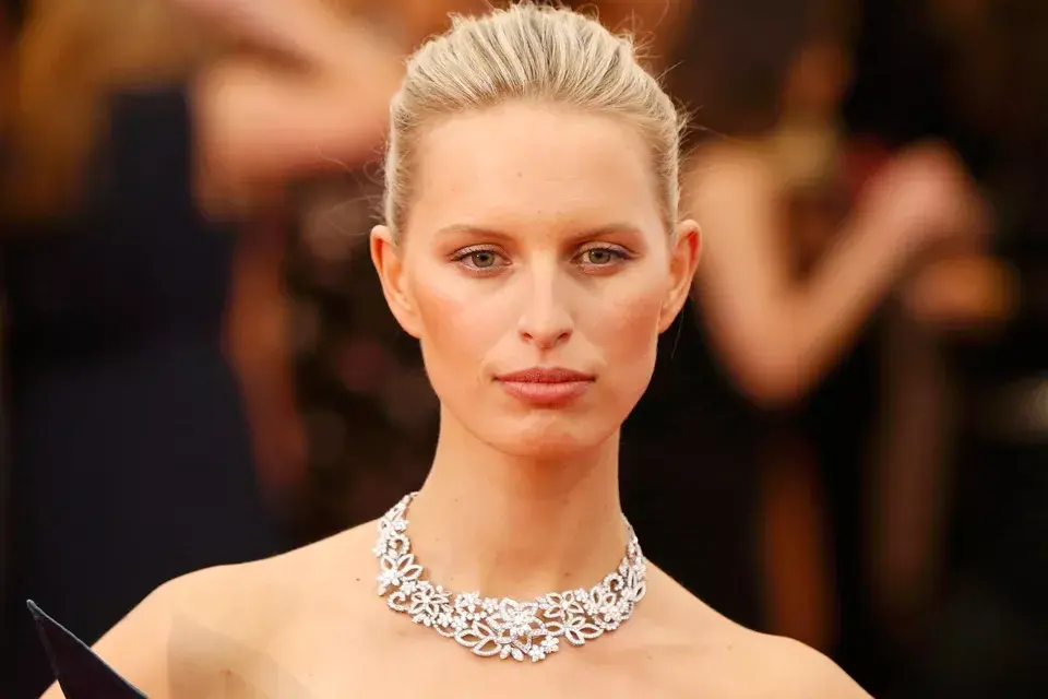 Karolina Kurkova tiene unos rasgos envidiables. Eligió tirar su pelo hacia atrás en un rodete y destacar su cuello con un collar de diamantes de Harry Winston