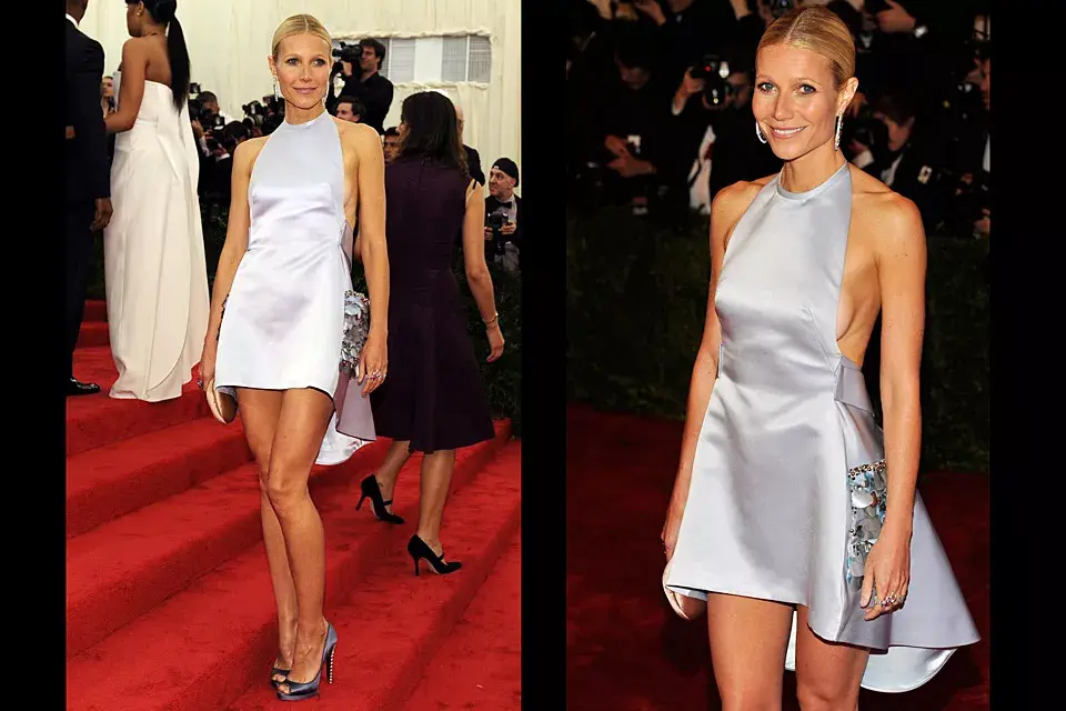 Gwyneth Paltrow no tiene término medio. O elige vestidos súper largos o se inclina por este de Prada en color celeste sucio, que no solo era demasiado corto por delante si no que era tan escotado que tuvo que hacer malabares para que no se le escaparan las lolas