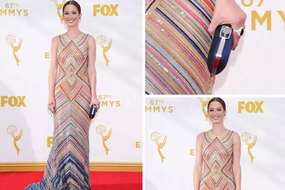 Rayas y lamé para Ellie Kemper que eligió un diseño de Naeem Khan; ¿La verdad? ¡Le quedaba espléndido!