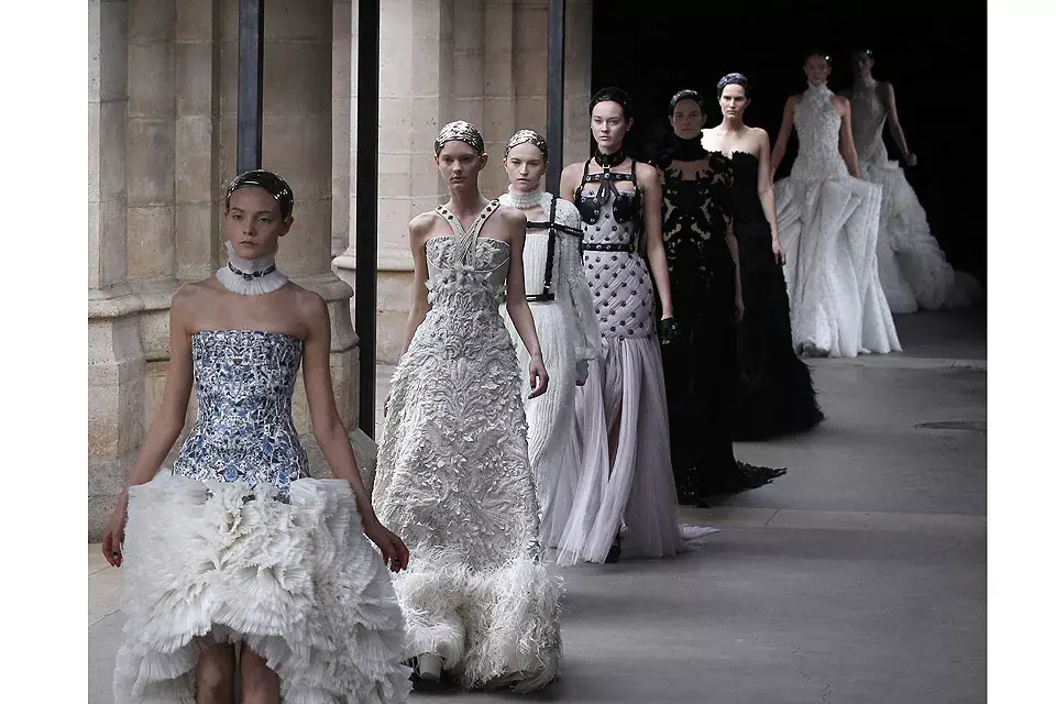 Una línea romántica, femenina y con muchos detalles en la colección de Alexander McQueen