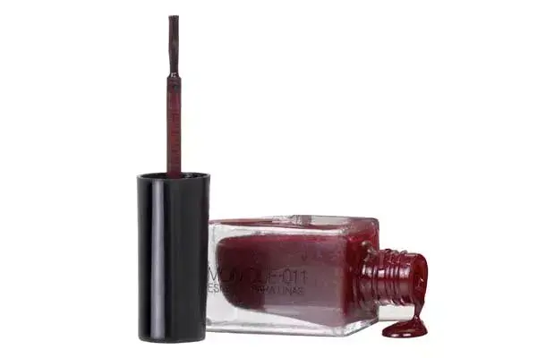 Esmalte bordó Monique, $19.90