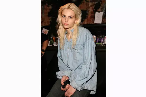 Sus rasgos refinados llaman la atención en la pasarela