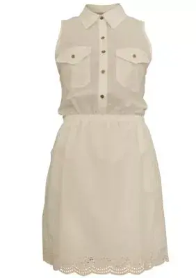 Blanco y discreto, una versión sin mangas para el día (Koxis, $370)