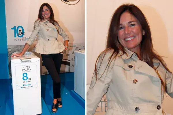 Clásica y elegante, Andrea Frigerio eligió un chupín y trench corto para posar en el stand de Candy