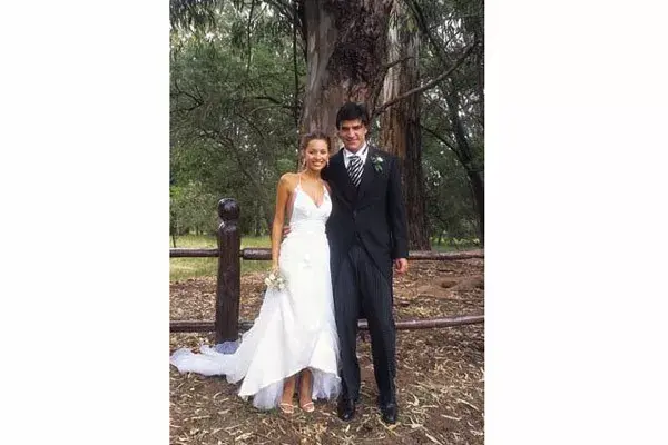 Cuando Pampita se casó en 2002 con Martín Barrantes en un campo en las afueras de Buenos Aires, usó un   vestido de corte irregular,  escotadísimo y con la espalda descubierta, diseño por Benito Fernández. Llevó un rosario y un bouquet muy pequeño
