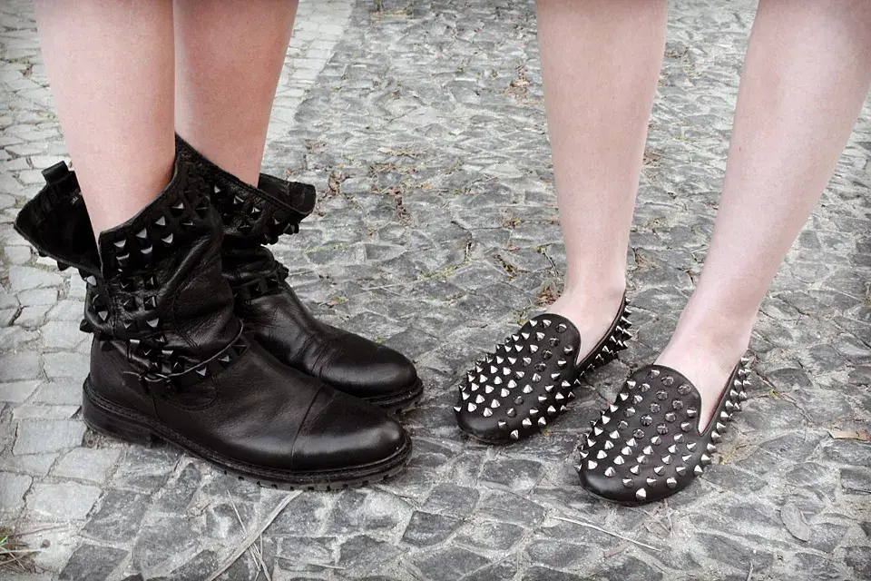 Escarpines y botas con tachas, el pequeño detalle que rockea el look