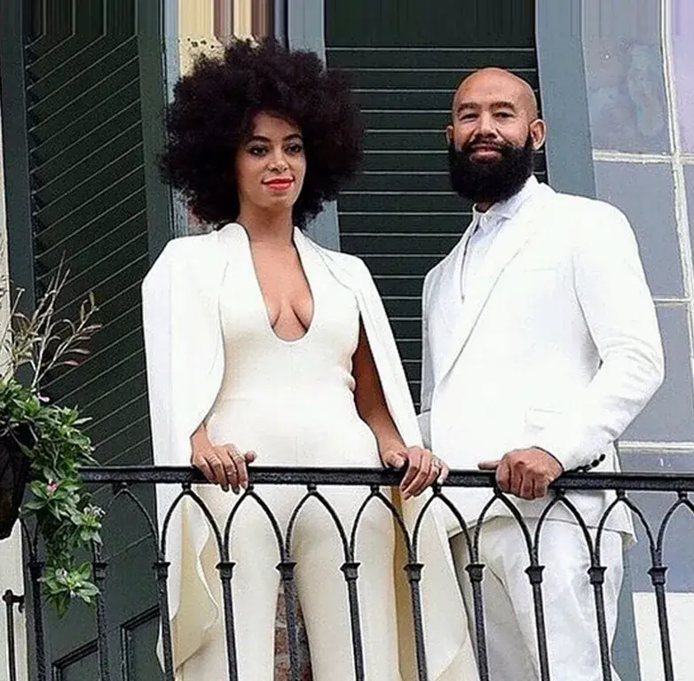 Solange llegó a la ceremonia con un mono con capa, del diseñador Stephane Rolland