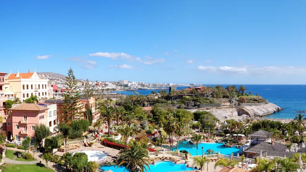 Playa de las Américas, elegida por los extranjeros por los hoteles de lujo y las fiestas sin fin