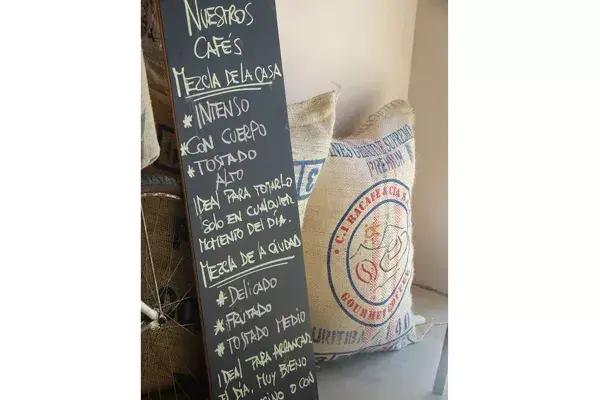 Semanalmente tuestan las diferentes variedades de granos de café de manera separada para luego mezclarlos y crear un producto propio