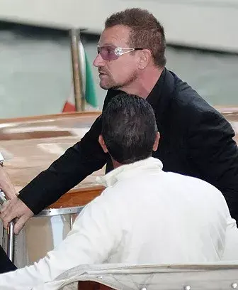 Bono fue y cantó "One love" dedicada a la pareja.