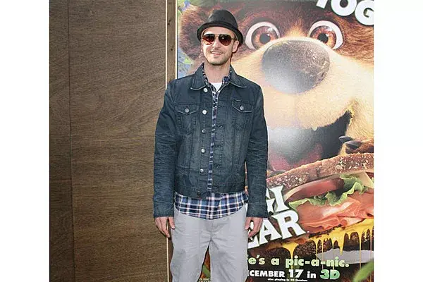 Justin optó por un look con el pelo rapado