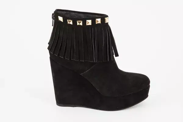 Plataforma, tachas y flecos, una combinación infalible. Cuestan $1260 en Justa Osadia