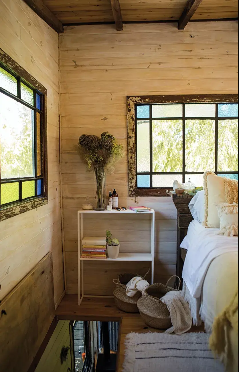 Arreglo floral (@ideas_en_flor), alfombra Olivia (@godethouse, $1160), mesa Miller (@casa.alamada, $8800) y vela de soja (@llum.velas $890).