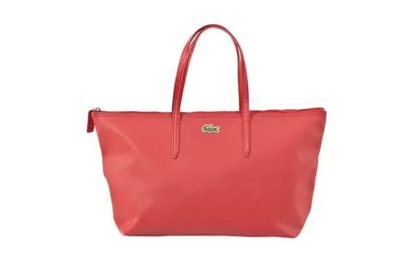 Para las más clásicas, un bolso tote colorado (Lacoste, $659)