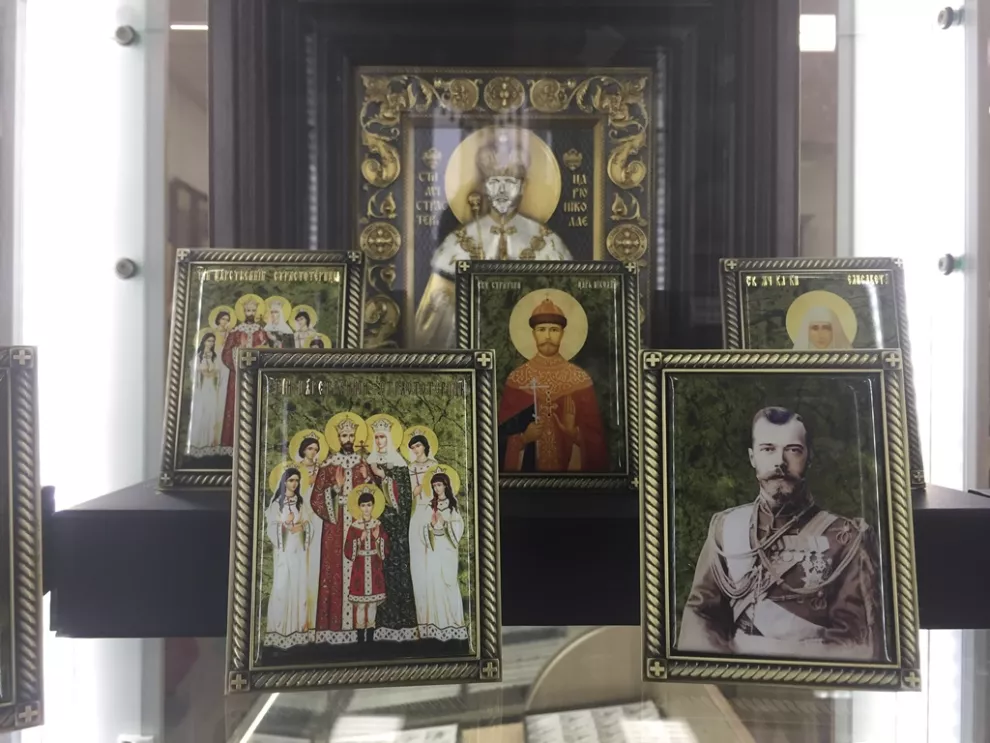 Estampitas e imágenes del Zar Nicolás II, en venta en la santería de la iglesia que se fue construida en su honor en Ekaterimburgo