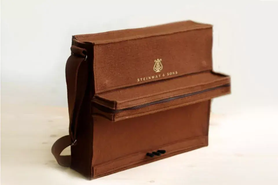 Por último, un bolso con forma de piano; ¡Mucha onda para completar un outfit!