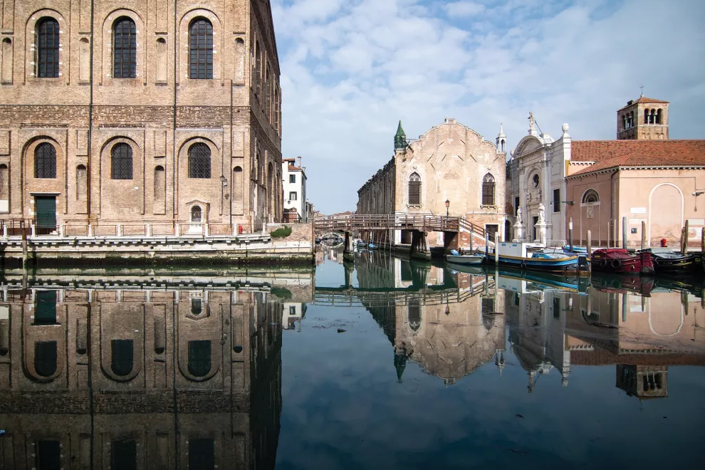 En Venecia, el agua luce mucho más clara, está libre de movimiento ondulatorio y se pueden ver peces y aves.