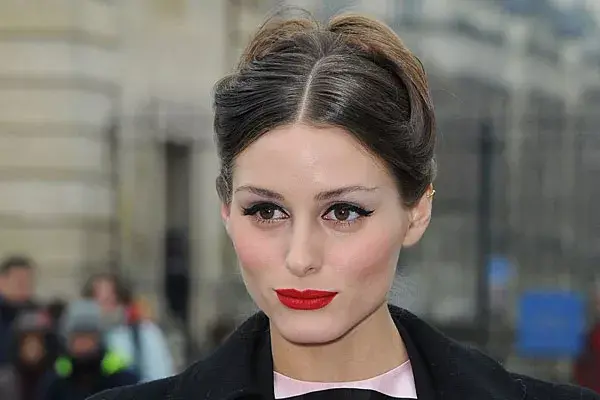 Con el pelo lacio es muy fácil hacer peinados recogidos, como el de Olivia Palermo, que le queda divino