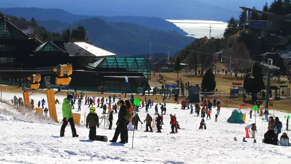 El Cerro Catedral inauguró zonas para principiantes con nieve artificial