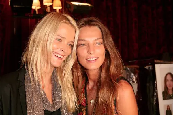 En 2010, en el backstage del desfile de Balmain, con Carmen Kass, otra supermodelo