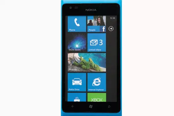 Celular con la carcasa turquesa (Nokia, $2199)
