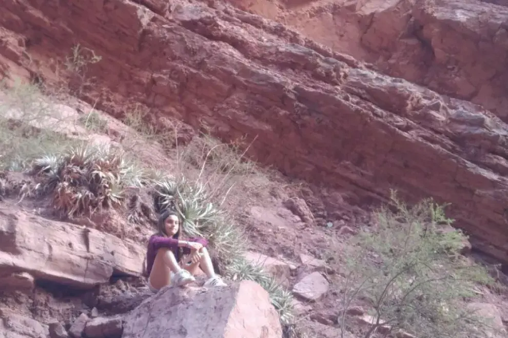 Buscando la foto perfecta para el Instagram de la adolescente. Aquí en este mismo paisaje Lali grabó su videoclip Una Na