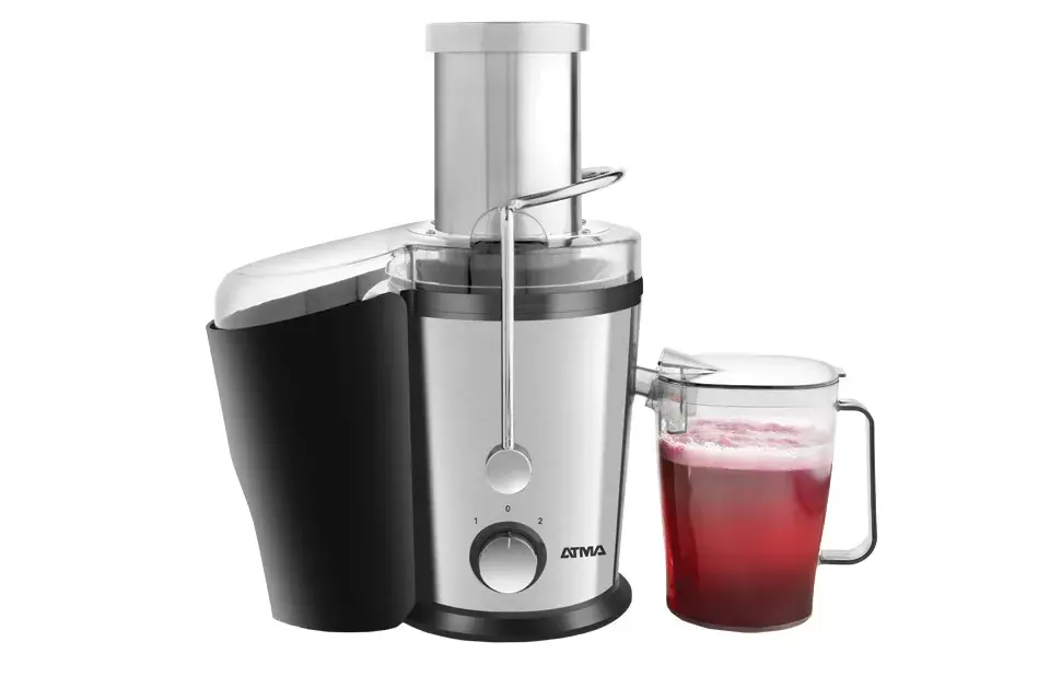 Extrae jugo de frutas y verduras sin tener que cortarlas y tiene entrada XL y jarra para jugo (Atma, $1699)
