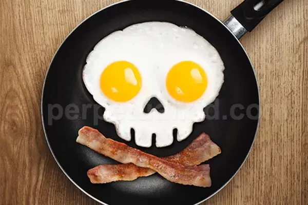 Una sartén con forma de calavera para asustar a los chicos con el desayuno
