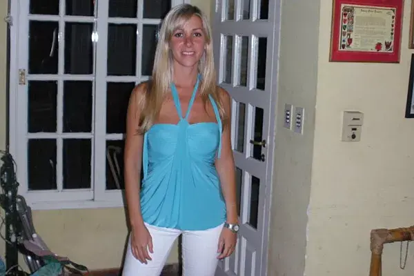 Gabriela Pascuali cuenta que en los pantalones blancos de OAssian y una remera turquesa, ideal para un look veraniego