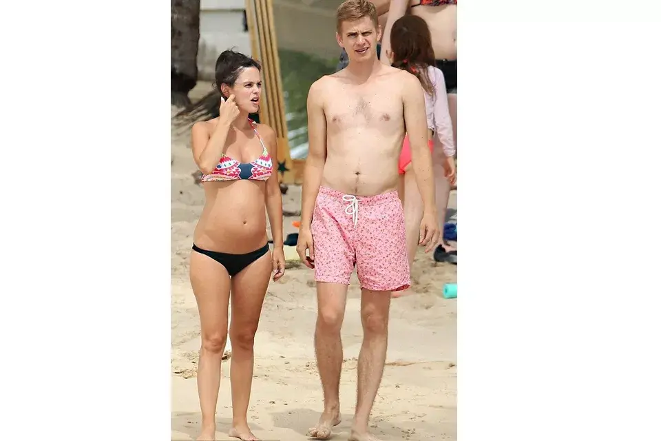 La actriz de Hart of Dixie no tiene problema en mostrarse en bikini junto a su futuro marido, Hayden Christensen