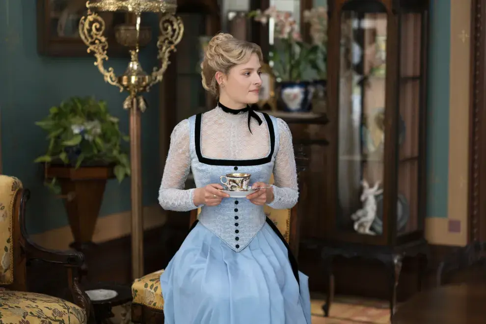 Louisa Jacobson en la primera temporada de The Gilded Age.