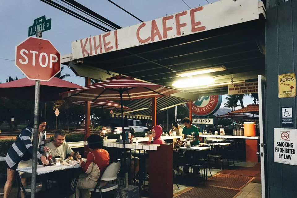 El Kihei Caffe es un imperdible para la hora del desayuno, con sus mesitas al aire libre