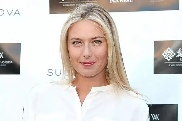 Bien rubia, con reflejos, María Sharapova usa el pelo largo y con raya al medio
