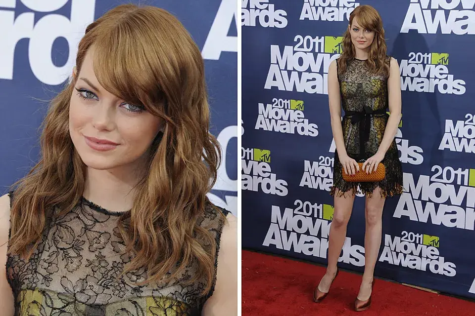 Emma Stone eligió un vestido muy femenino de Bottega Veneta en amarillo y gris, con encaje negro y combinó con un clutch naranja